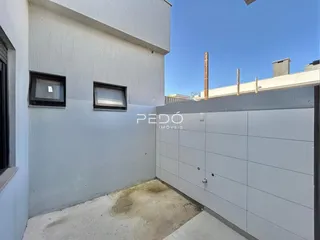 Vista da fachada de uma propriedade em Lajeado, Brasil com um pátio externo.