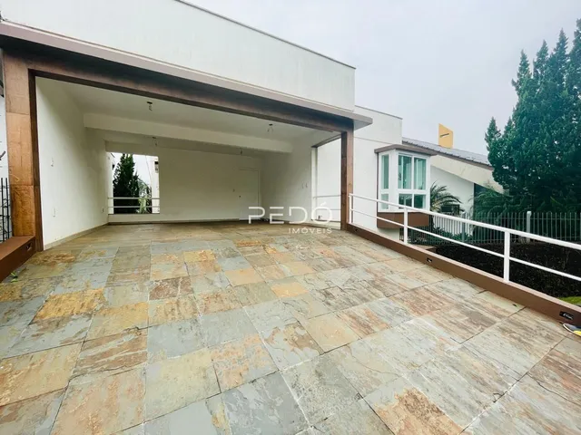 Área externa pavimentada de uma residência em Lajeado.