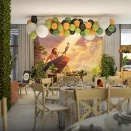 Foto de um ambiente interno decorado com balões e uma pintura grande na parede.