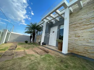 Fachada de uma residência em Lajeado, Brasil, com jardim frontal.