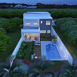 Foto da fachada de uma casa moderna com piscina e jardim em Lajeado, Brasil.