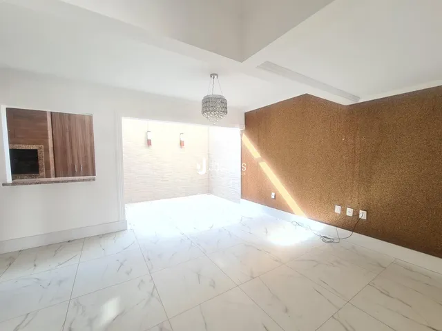 Sala de estar ampla com piso de mármore e parede texturizada.
