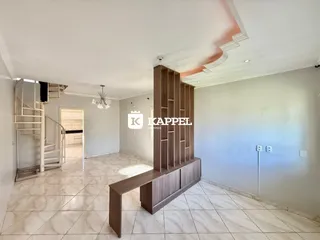 Sala de estar com piso de cerâmica e estante de madeira.