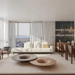Foto da sala de estar com sofá claro e grande e vista para o exterior.