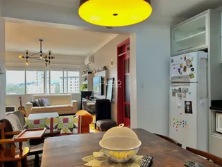 Sala de estar iluminada com sofá e decoração em um imóvel no Brasil.