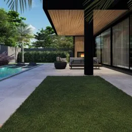 Foto da área externa com piscina e gramado verde em Lajeado.