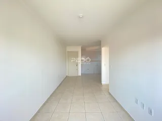 Corredor interno de uma residência com piso de cerâmica clara.