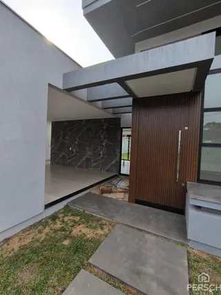 Foto da fachada de uma residência em Lajeado, Brasil, mostrando a entrada e a estrutura externa.