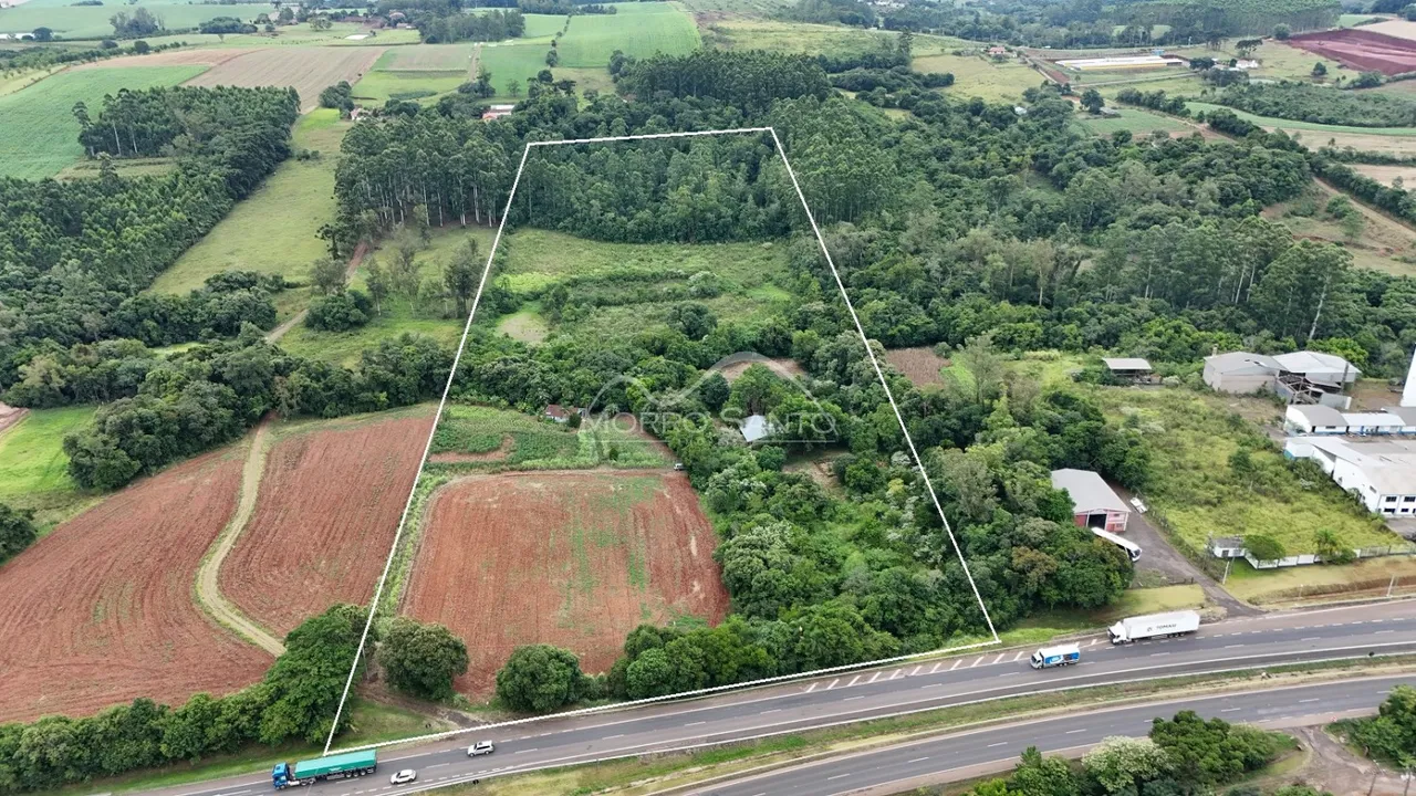 Vista aérea de um terreno com áreas de plantação e vegetação na região de Lajeado.