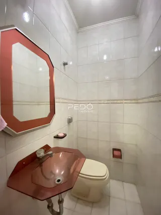 Foto de um banheiro com revestimento cerâmico nas paredes.