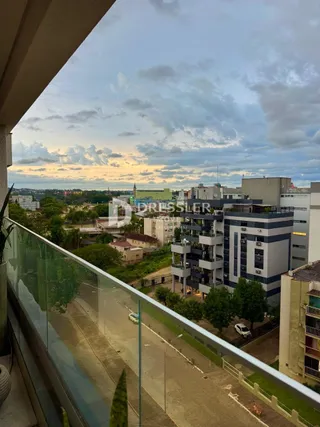 Vista externa de um edifício em Lajeado, Brasil, com vista para a paisagem.