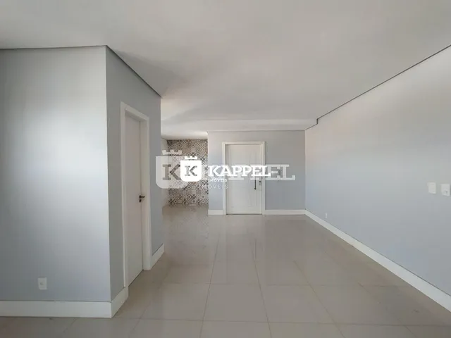 Hall de entrada com paredes brancas e piso claro.