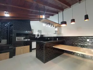 Cozinha moderna com revestimento de tijolos escuros e armários de madeira.