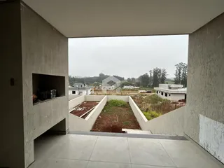 Vista de um pátio aberto entre estruturas de concreto.