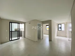 Ambiente interno de uma sala com piso de cerâmica e paredes claras.