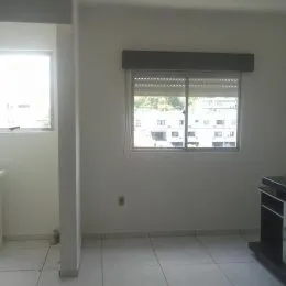 Foto de um cômodo interno mostrando uma janela com persianas.