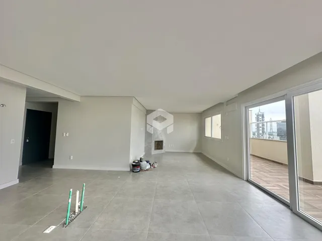 Interior de uma sala ampla e vazia em um imóvel em Lajeado.
