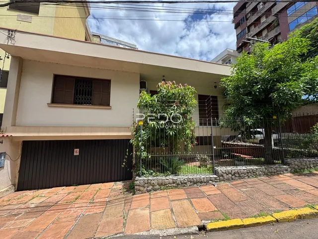 Vista da fachada de uma residência em Lajeado, Brasil, com cerca e jardim.