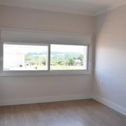 Vista da janela de um cômodo interno.