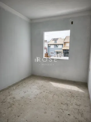 Foto de um cômodo vazio com paredes brancas e piso cru em uma propriedade.