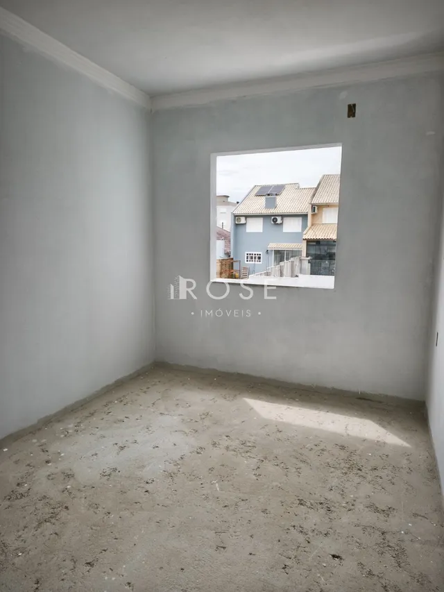 Foto de um cômodo vazio com paredes brancas e piso cru em uma propriedade.