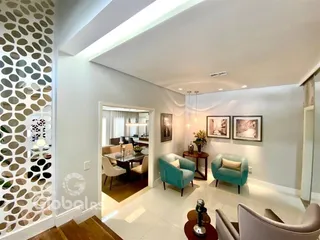 Sala de estar iluminada com paredes brancas e piso claro.