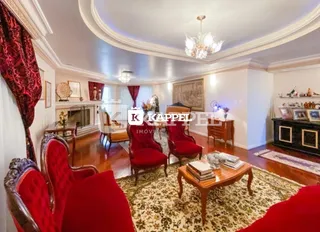 Sala de estar com móveis vermelhos e piso de madeira.