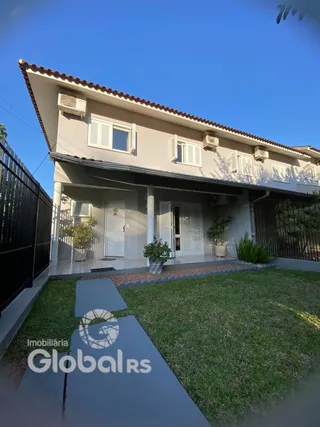 Fachada de uma casa em Lajeado, Brasil com jardim frontal.
