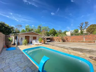 Vista do quintal com piscina e área externa em Lajeado, Brasil.