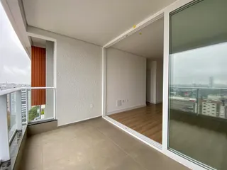 Vista da paisagem urbana visível através da grande janela da sala.