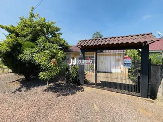 Vista da fachada de uma propriedade com portão de metal.