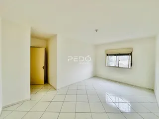 Ambiente interno de uma sala com piso de cerâmica branca.