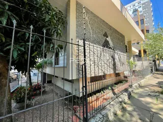 Fachada de um imóvel com cerca de ferro e vegetação em Lajeado, Brasil.