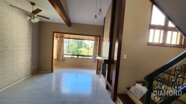 Sala de estar com piso de cerâmica e molduras de madeira.