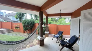 Vista de uma área externa com espreguiçadeiras e gramado em Lajeado, Brasil.