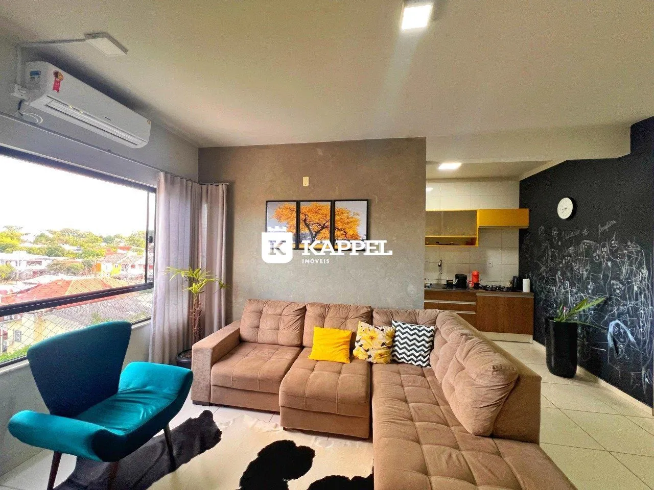 Sala de estar com sofá grande e vista pela janela.