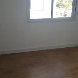 Parede branca e piso de madeira em um ambiente interno.
