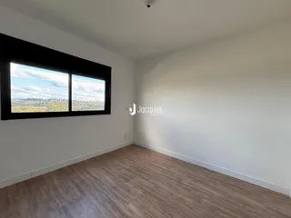 Uma sala de estar com grande janela de vista para a paisagem.
