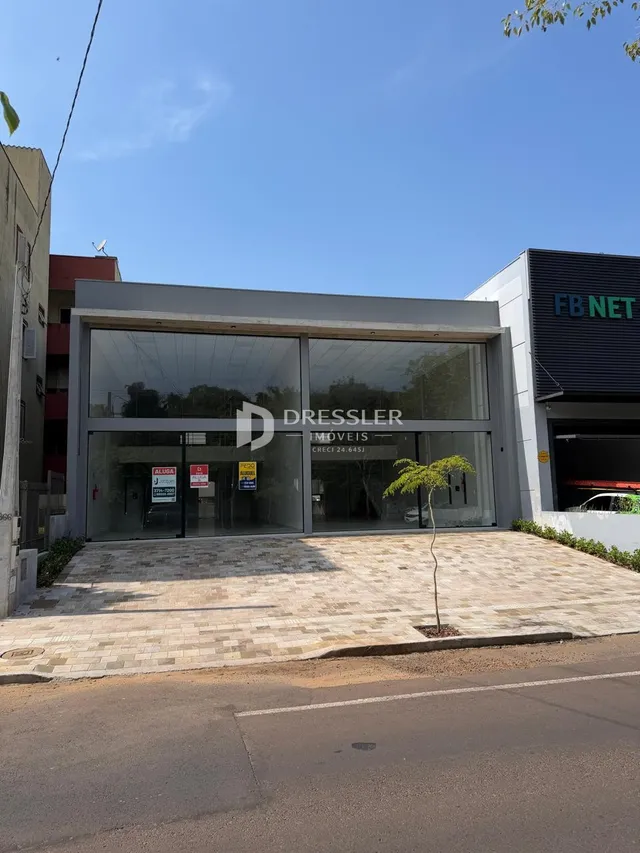 Fachada moderna de um imóvel em Lajeado, Brasil, com entrada de vidro e piso de tijolos.