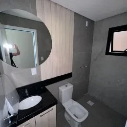 Foto de um banheiro mostrando a pia e o vaso sanitário.