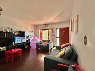 Sala de estar com sofás e decoração em um imóvel brasileiro.
