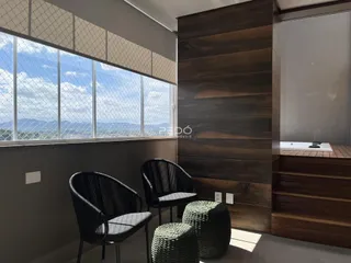 Ambiente interno com grande janela e decoração de assentos.