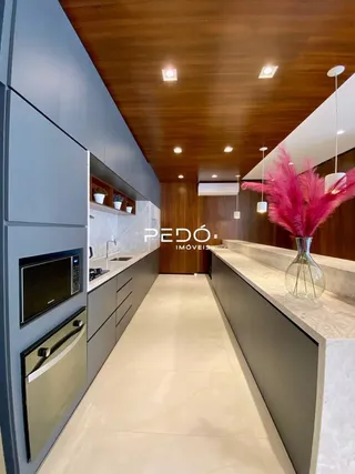 Vista de um corredor moderno com armários e bancadas de cozinha.