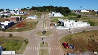 Vista aérea de uma propriedade residencial em Lajeado, Brasil, mostrando o terreno e as construções.
