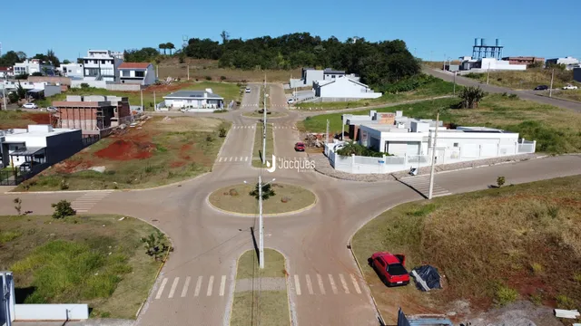 Vista aérea de uma propriedade residencial em Lajeado, Brasil, mostrando o terreno e as construções.