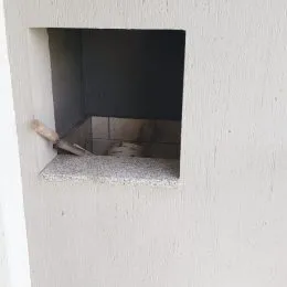 Foto de um nicho ou recesso em uma parede branca.