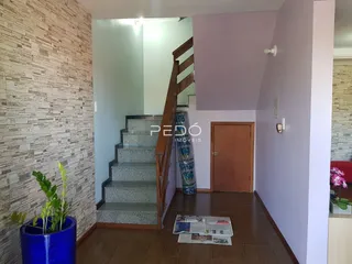 Hall de entrada com escadaria em um imóvel no Brasil.