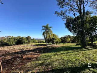 Vista de paisagem com árvores e gramado em Lajeado.