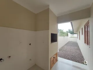 Vista de um corredor interno de uma residência em Lajeado.