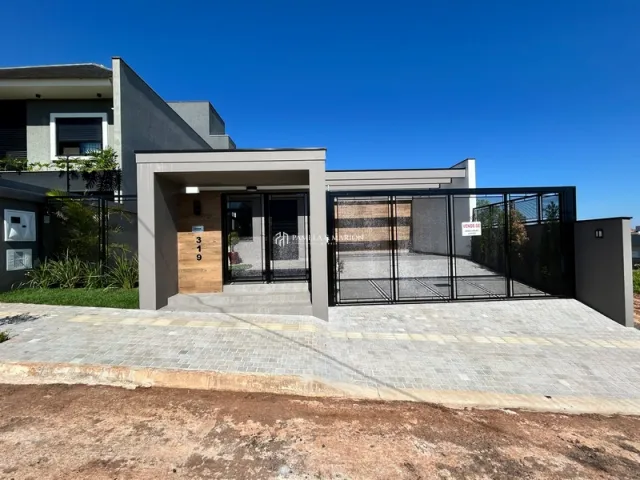 Fachada moderna de uma residência com muro e portão em Lajeado.